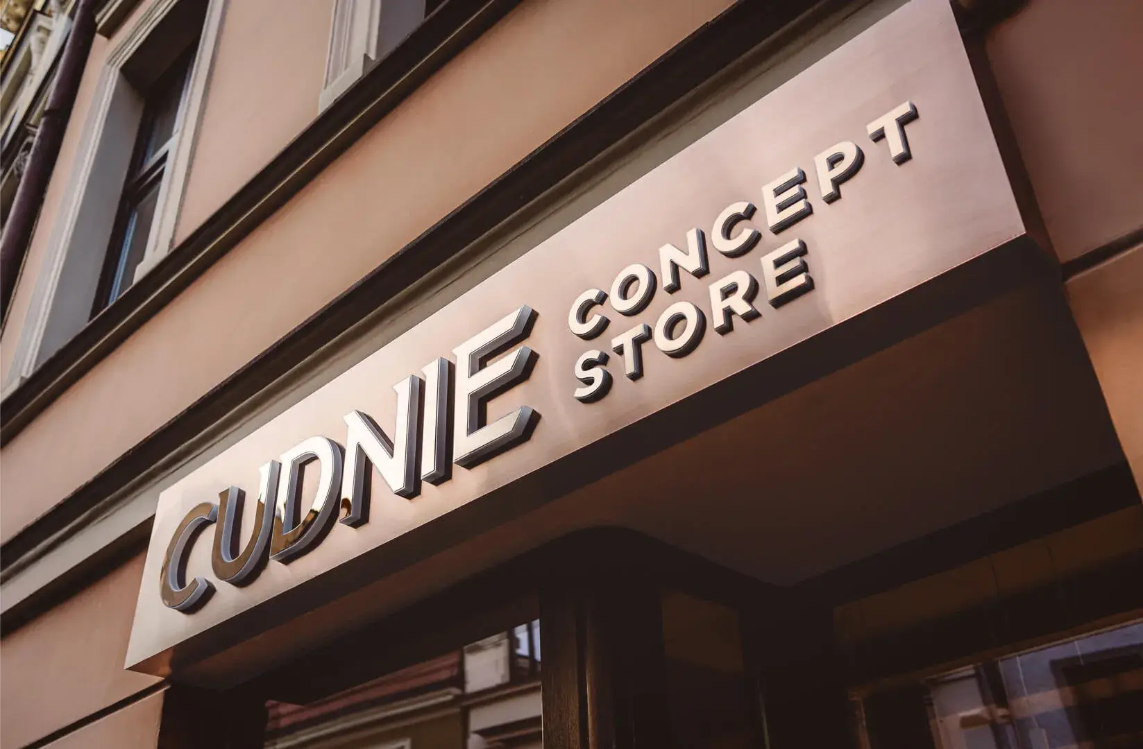 Cudnie - Concept Store, kaseton z literami
